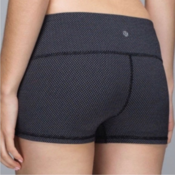 Lululemon Boogie Short Diamond Dot Black & White
Size 4 - Picture 2 of 7
